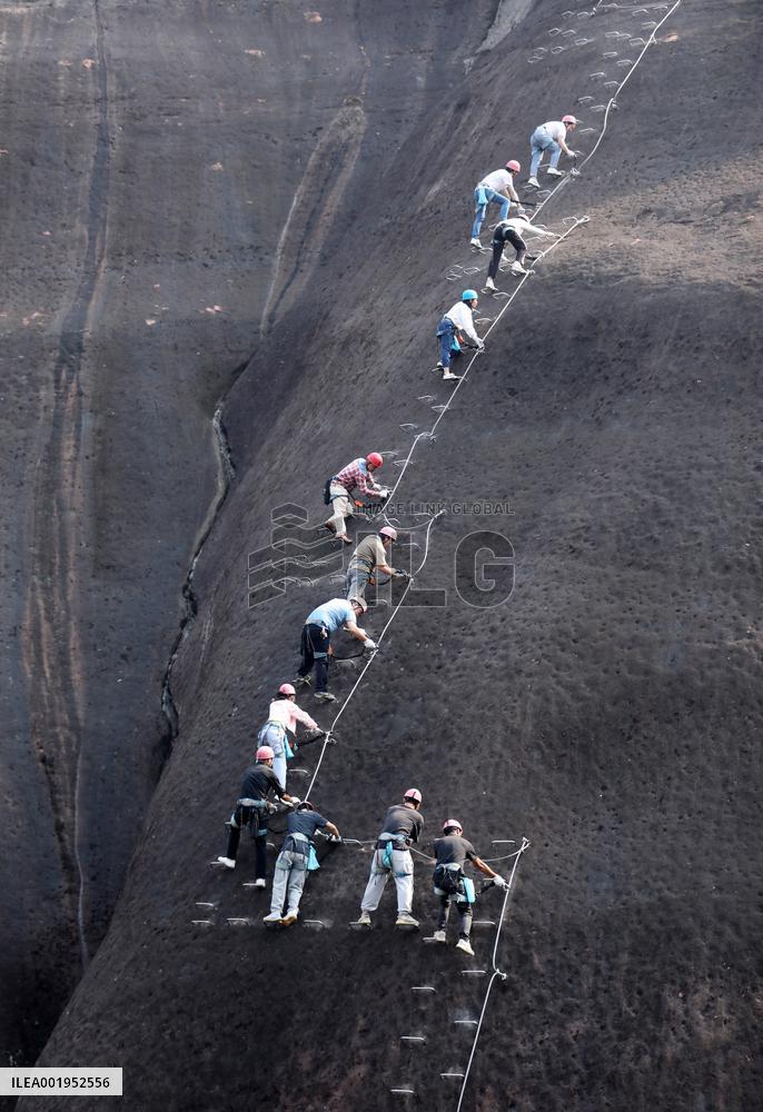 Visitors Enjoy Outdoor Activities in Zixing