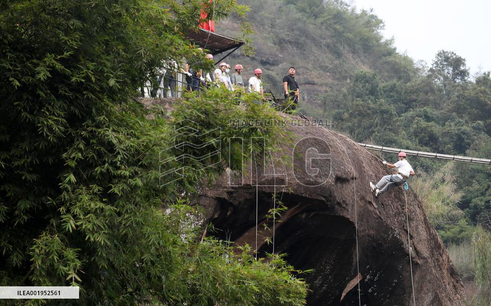 Visitors Enjoy Outdoor Activities in Zixing