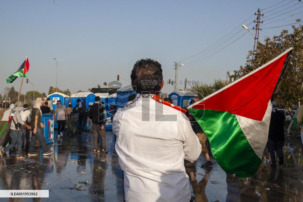 Pro-Palestinian Crowds Try To Storm US Air Base - Turkey