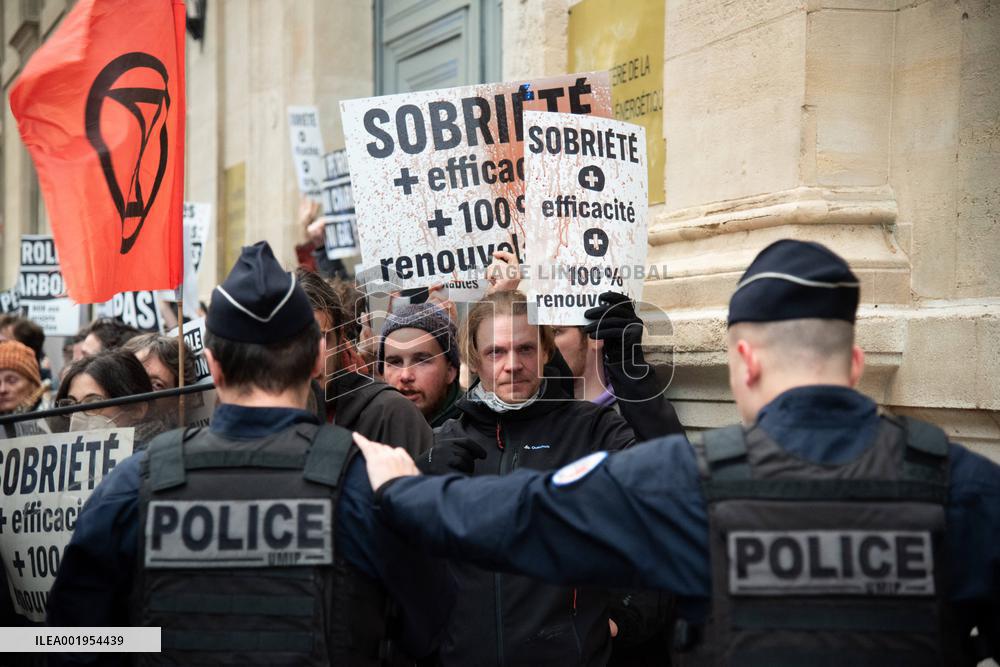 Climate Protest Outside Ministry - Paris