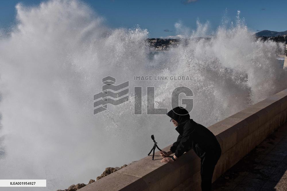 FRANCE-NICE-LARGE WAVE