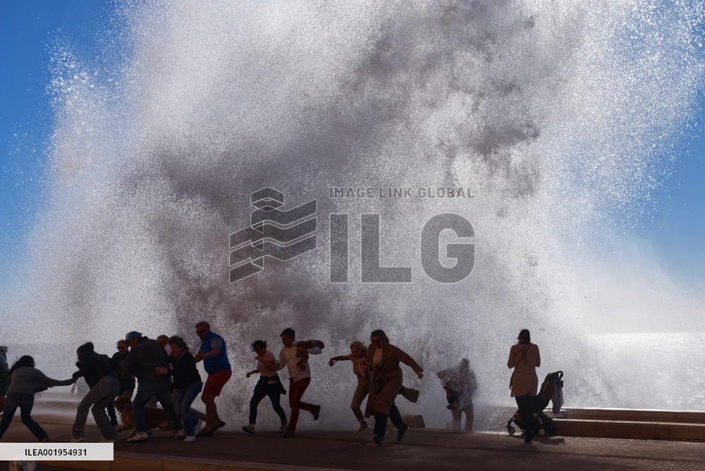 FRANCE-NICE-LARGE WAVE