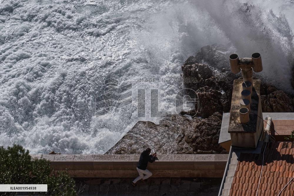 FRANCE-NICE-LARGE WAVE