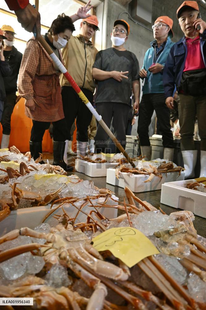 Season's 1st snow crab auction in Tottori
