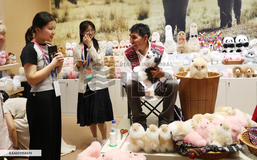 (CIIE)CHINA-CIIE-PERU-ALPACA-FUR TOYS-CRAFTSMAN(CN)