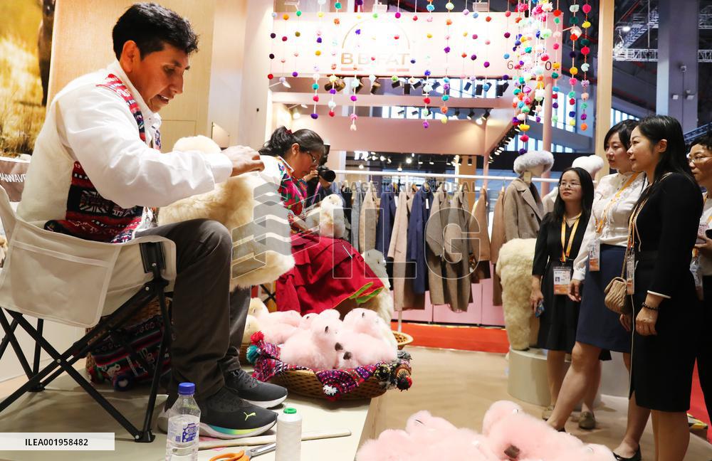 (CIIE)CHINA-CIIE-PERU-ALPACA-FUR TOYS-CRAFTSMAN(CN)