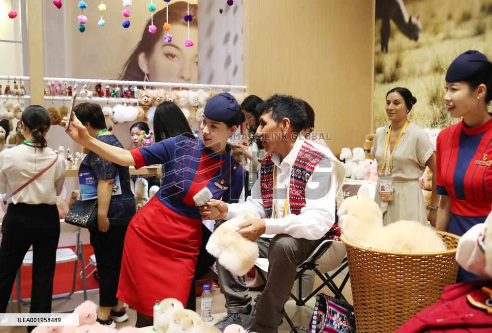 (CIIE)CHINA-CIIE-PERU-ALPACA-FUR TOYS-CRAFTSMAN(CN)