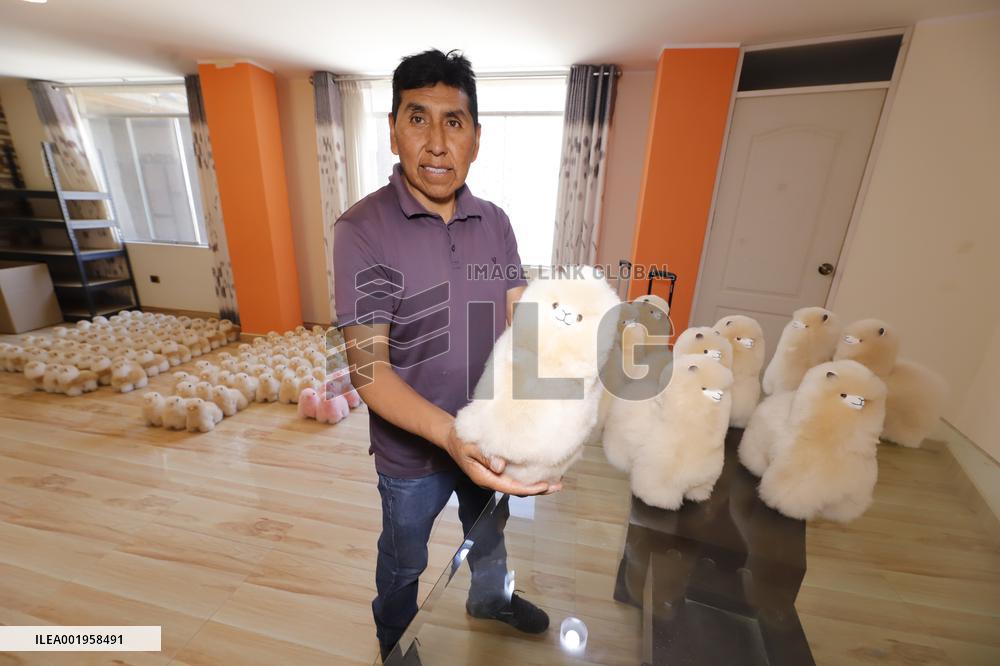 (CIIE)CHINA-CIIE-PERU-ALPACA-FUR TOYS-CRAFTSMAN(CN)
