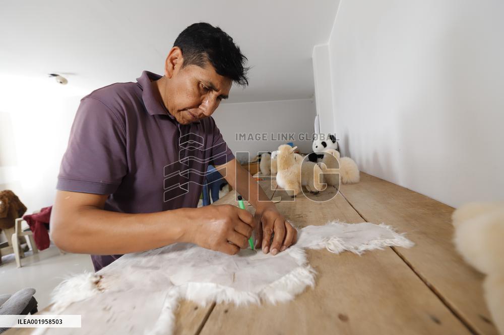 (CIIE)CHINA-CIIE-PERU-ALPACA-FUR TOYS-CRAFTSMAN(CN)