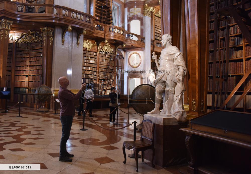 AUSTRIA-VIENNA-NATIONAL LIBRARY-STATE HALL