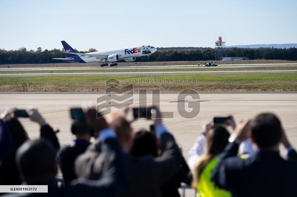 U.S.-DULLES-DULLES INTERNATIONAL AIRPORT-GIANT PANDAS-DEPARTURE