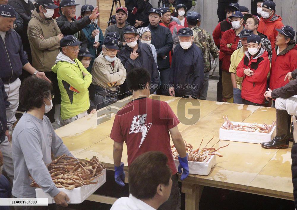 Season's 1st catch of Echizen crabs