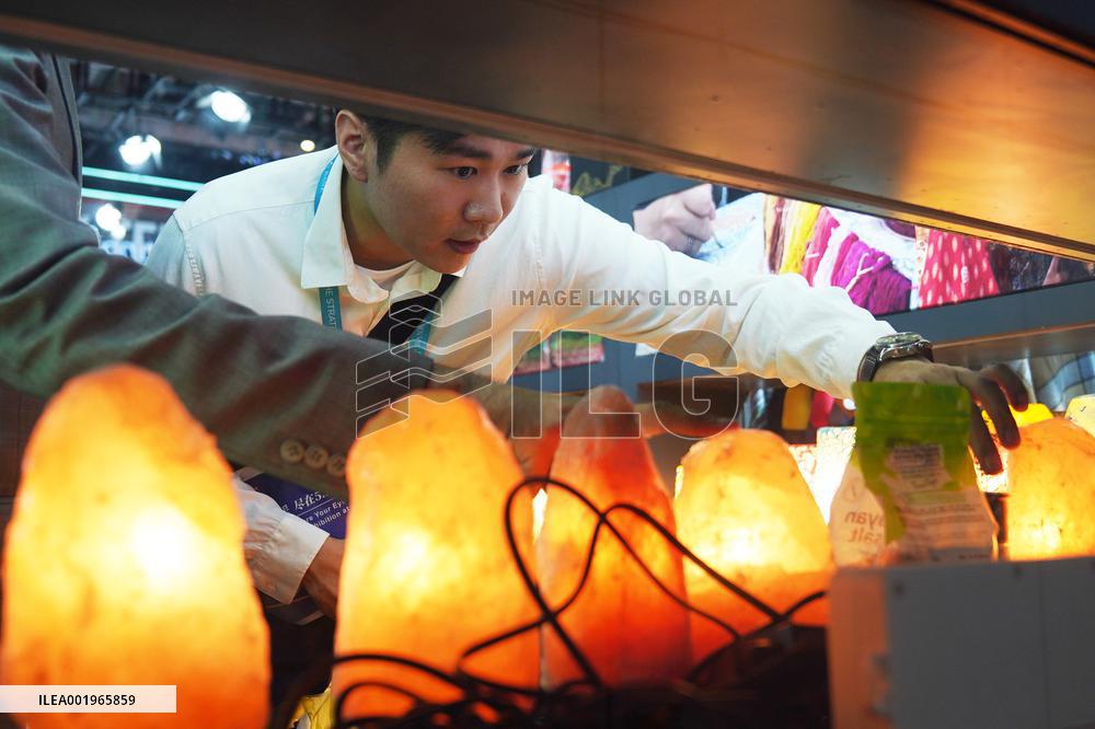 (CIIE) CHINA-SHANGHAI-CIIE-PAKISTANI EXHIBITORS (CN)