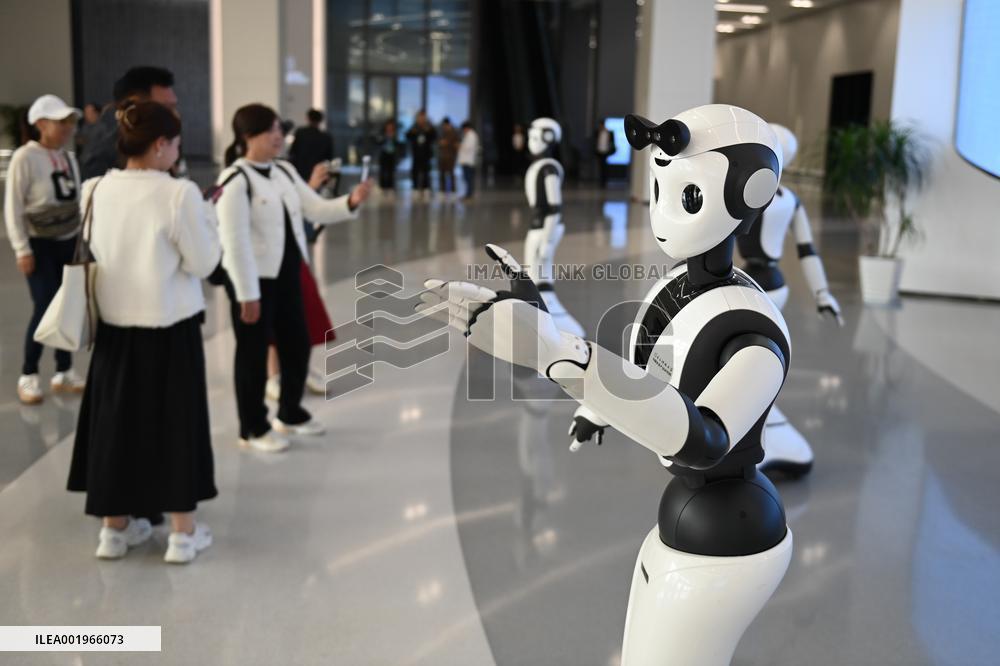 Xinhua Headlines: China's economy ushers in digital transformation