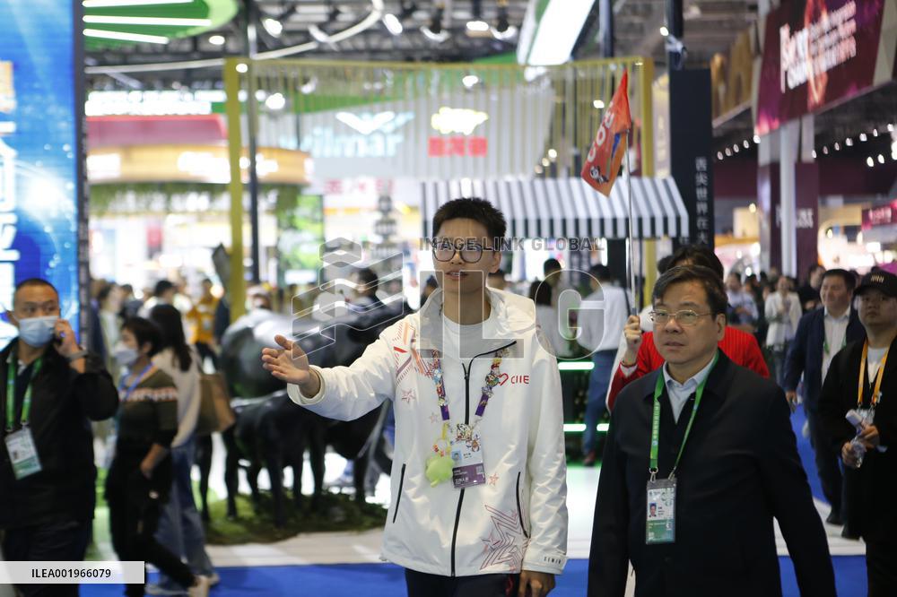 (CIIE)CHINA-SHANGHAI-CIIE-VOLUNTEERS (CN)