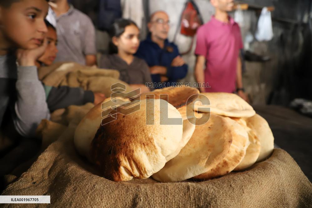 (FOCUS) MIDEAST-GAZA-PALESTINIAN-ISRAELI CONFLICT-BREAD