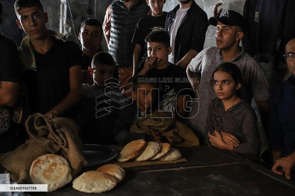 (FOCUS) MIDEAST-GAZA-PALESTINIAN-ISRAELI CONFLICT-BREAD