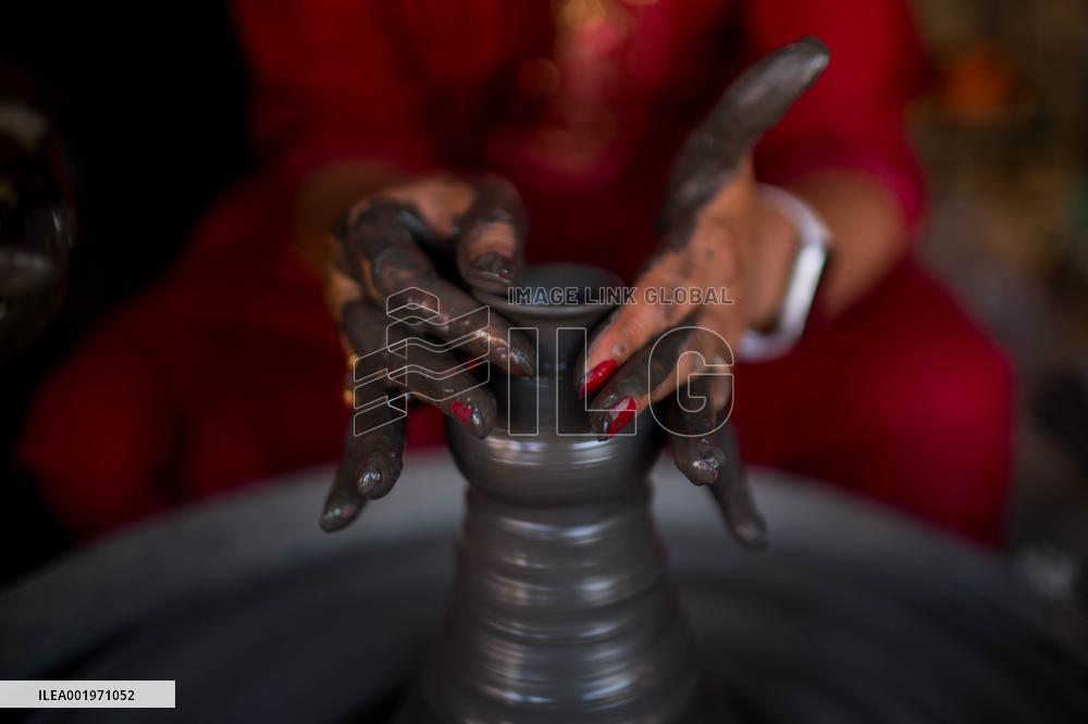 NEPAL-BHAKTAPUR-TIHAR-CLAY POT MAKING