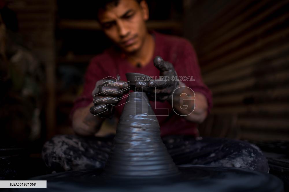 NEPAL-BHAKTAPUR-TIHAR-CLAY POT MAKING