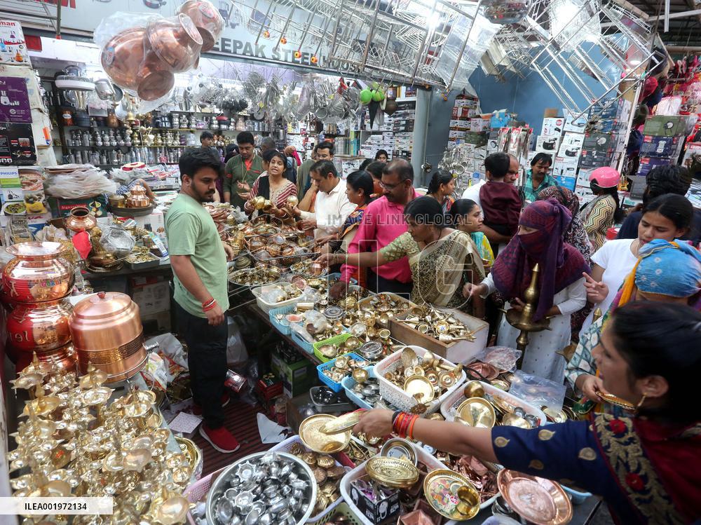 INDIA-BHOPAL-DIWALI FESTIVAL-SHOPPING