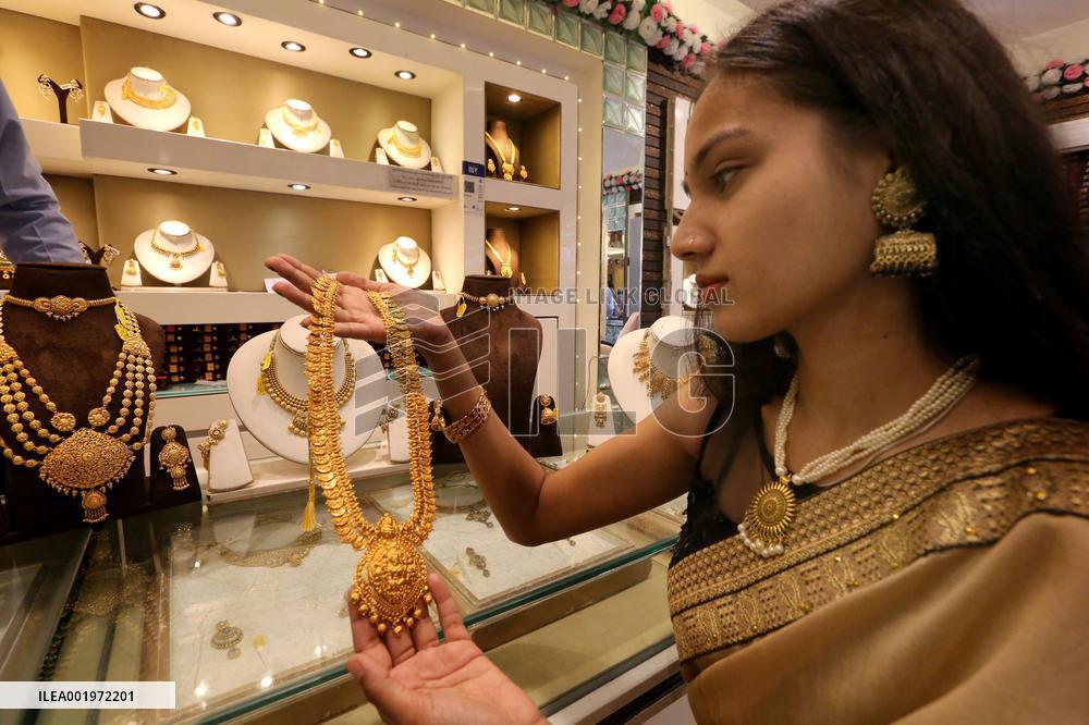 INDIA-BHOPAL-DHANTERAS FESTIVAL-JEWELRY BUYING