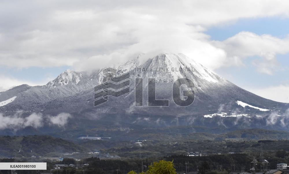 Mt. Daisen gets season's 1st snowcap