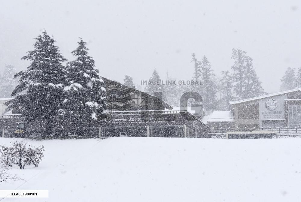 Mt. Daisen gets season's 1st snowcap