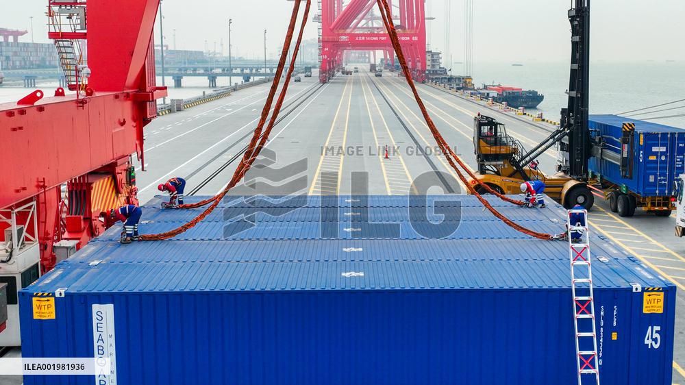 Taicang Zhenghe International Pier Workers