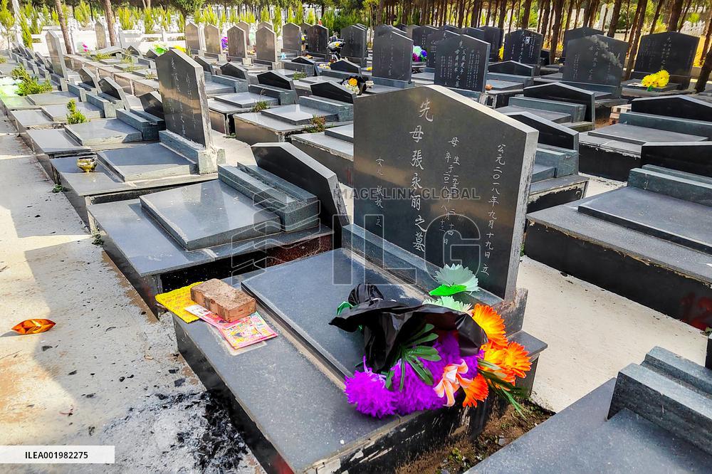 People Sweep The Grave in Anyang