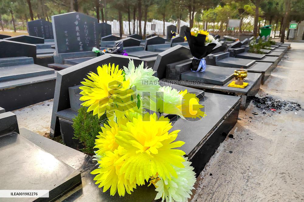 People Sweep The Grave in Anyang