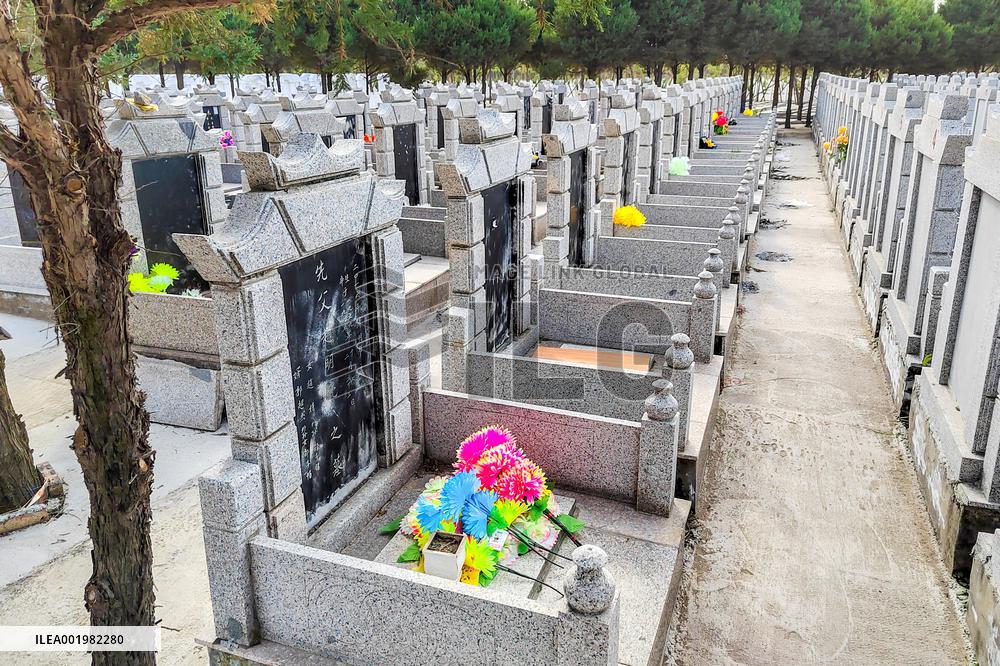 People Sweep The Grave in Anyang