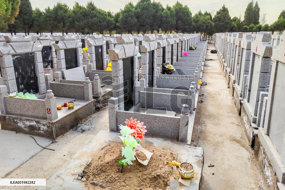 People Sweep The Grave in Anyang