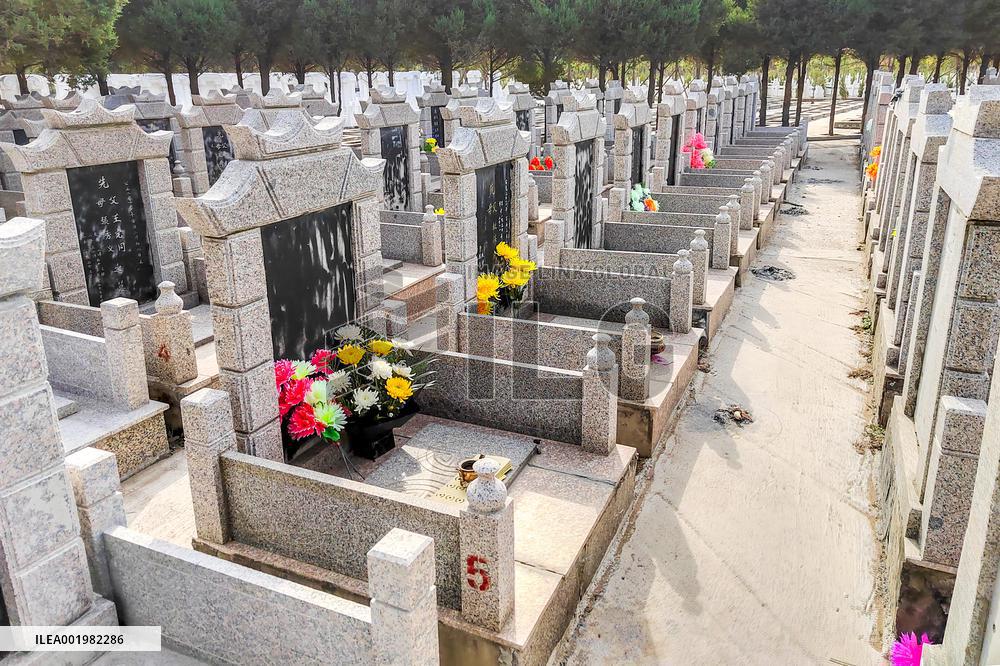 People Sweep The Grave in Anyang