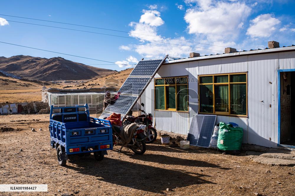 (InTibet)CHINA-XIZANG-DAMXUNG-WINTER PASTURE-HERDER-LIFE (CN)