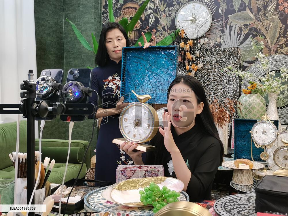 CHINA-GUANGXI-DONGXING-VIETNAMESE-LIVESTREAMER