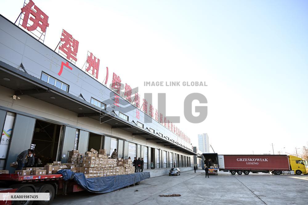 CHINA-XINJIANG-HORGOS-BUSY PASSAGE (CN)