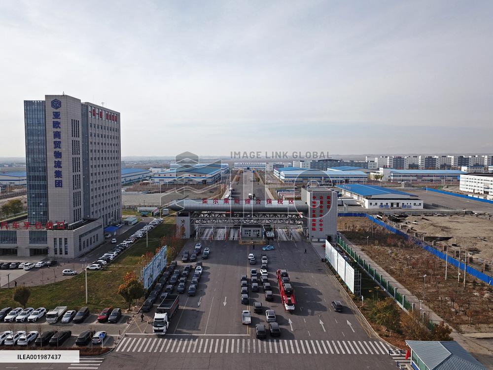 CHINA-XINJIANG-HORGOS-BUSY PASSAGE (CN)