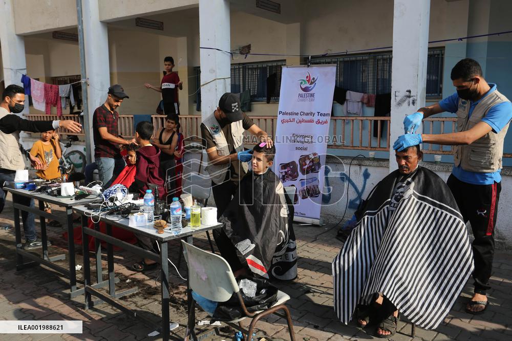 MIDEAST-GAZA-DISPLACED PEOPLE-HAIRCUT
