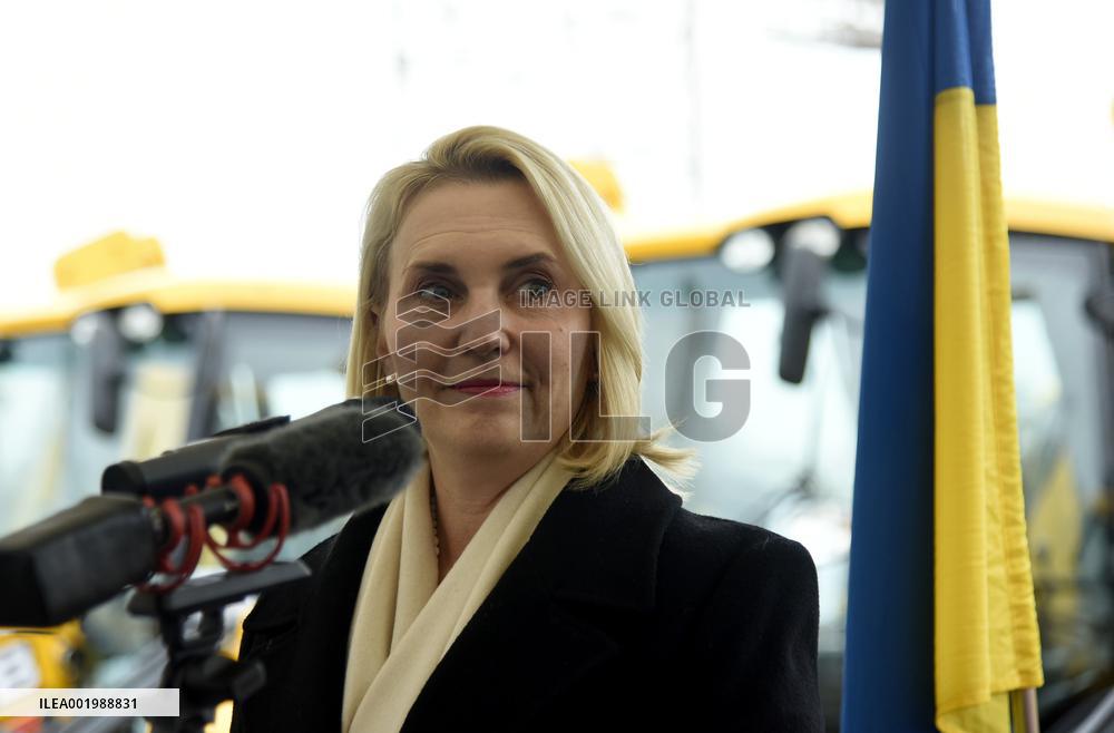 US donates 40 excavators to eastern and southern regions of Ukraine