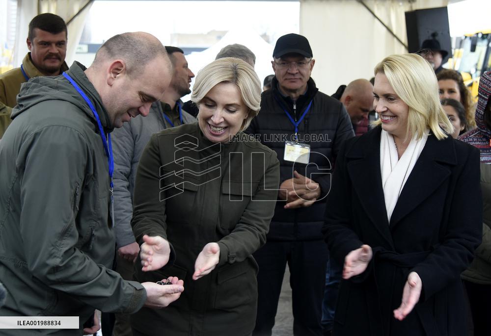 US donates 40 excavators to eastern and southern regions of Ukraine