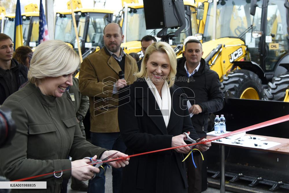 US donates 40 excavators to eastern and southern regions of Ukraine