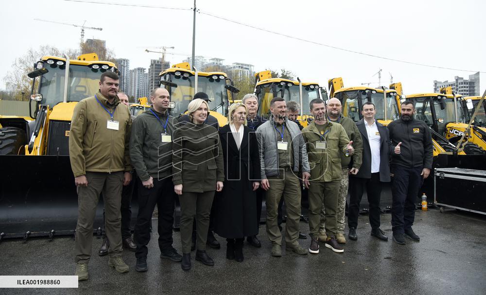 US donates 40 excavators to eastern and southern regions of Ukraine