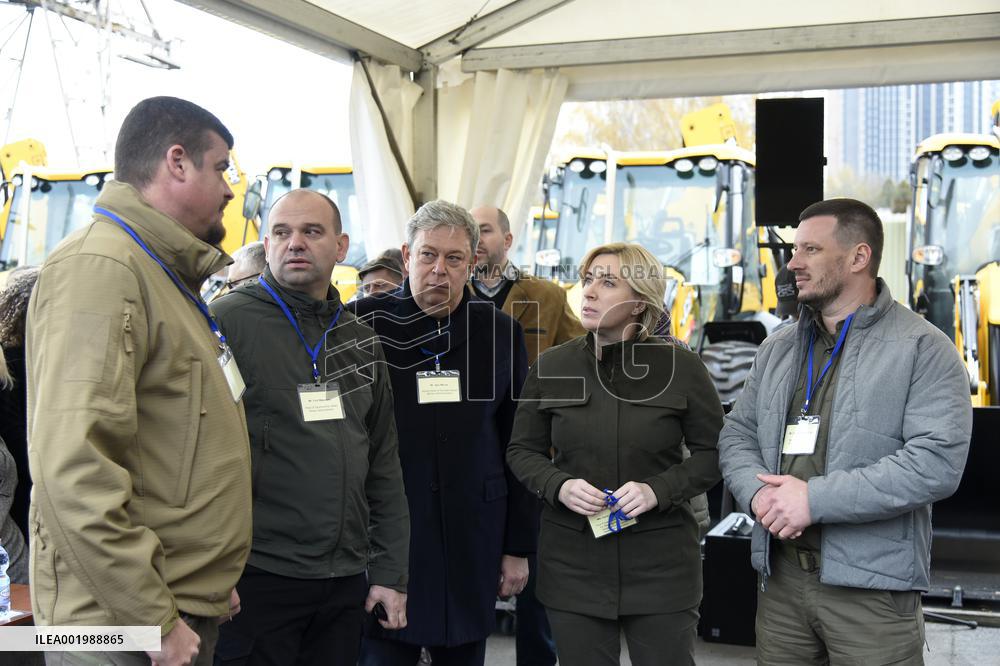 US donates 40 excavators to eastern and southern regions of Ukraine