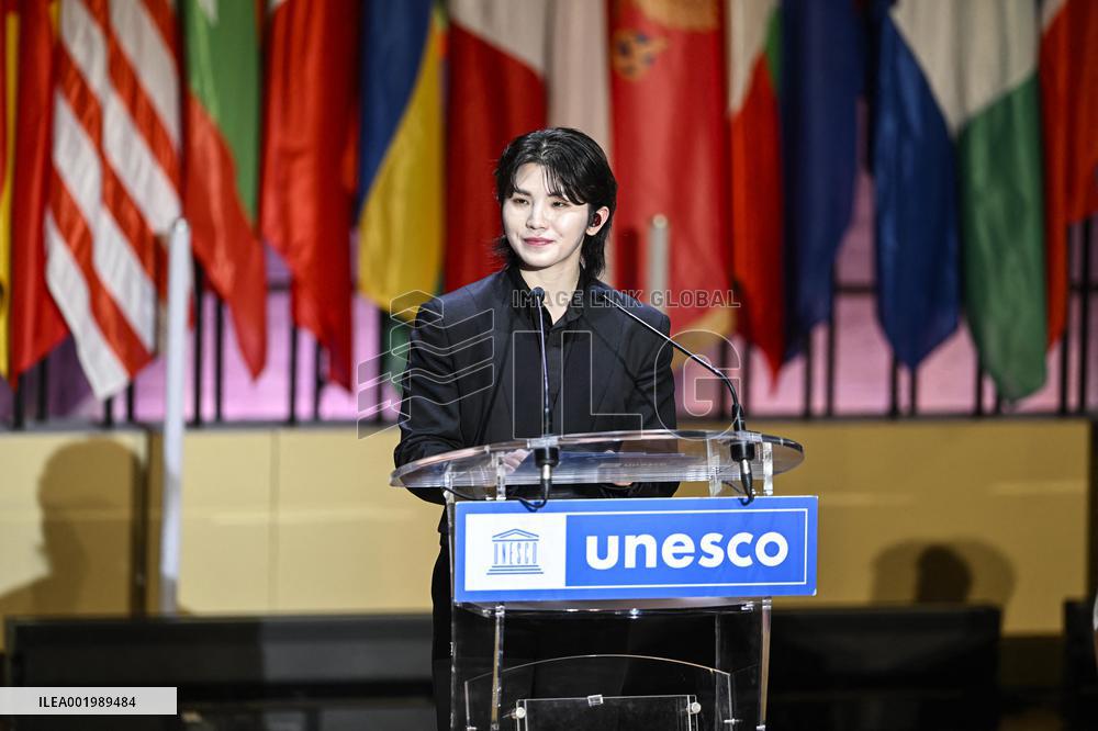 K-Pop Boy Band Seventeen At The UNESCO - Paris