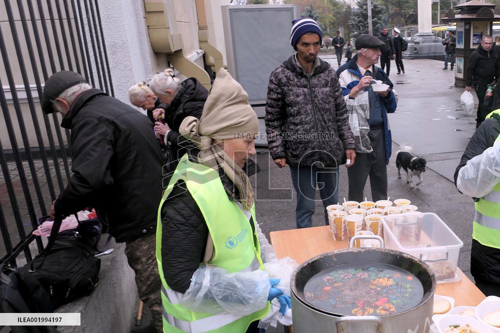 Volunteers distribute food to needy in Odesa