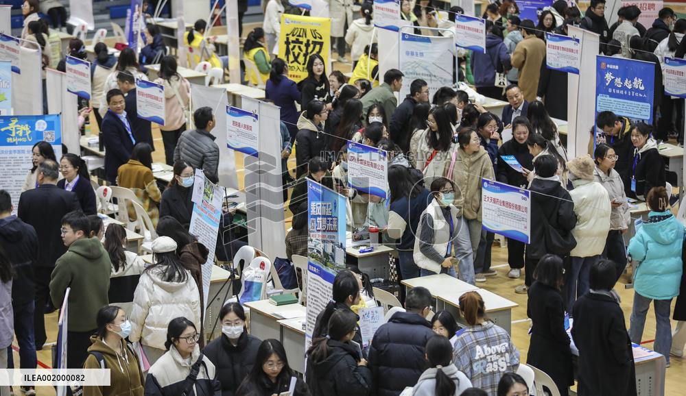 A Campus Job Fair in Huai 'an