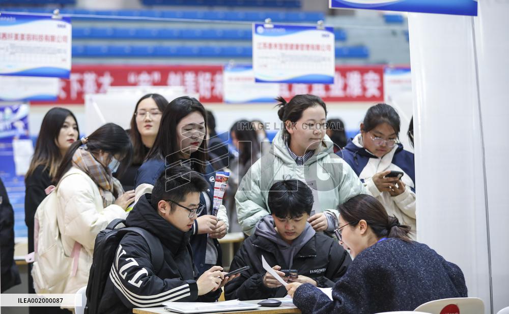 A Campus Job Fair in Huai 'an