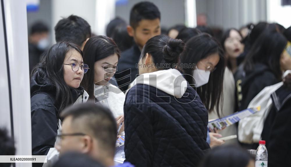A Campus Job Fair in Huai 'an