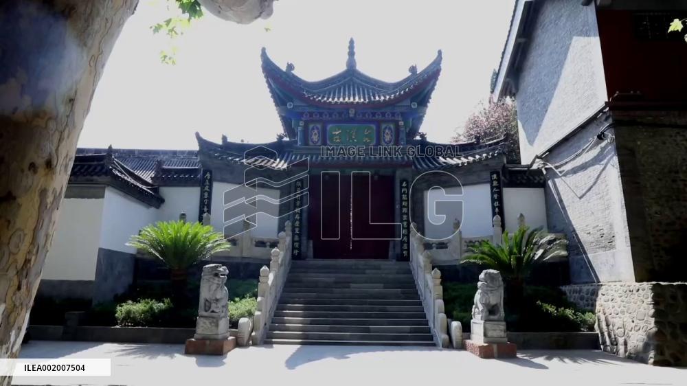 What's a toilet like about 2,000 years ago in ancient China?