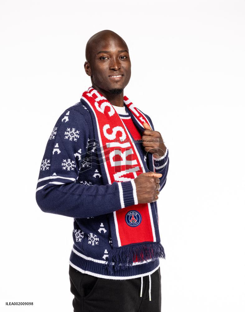 PSG Players Posing With New X-Mas sweater - Paris